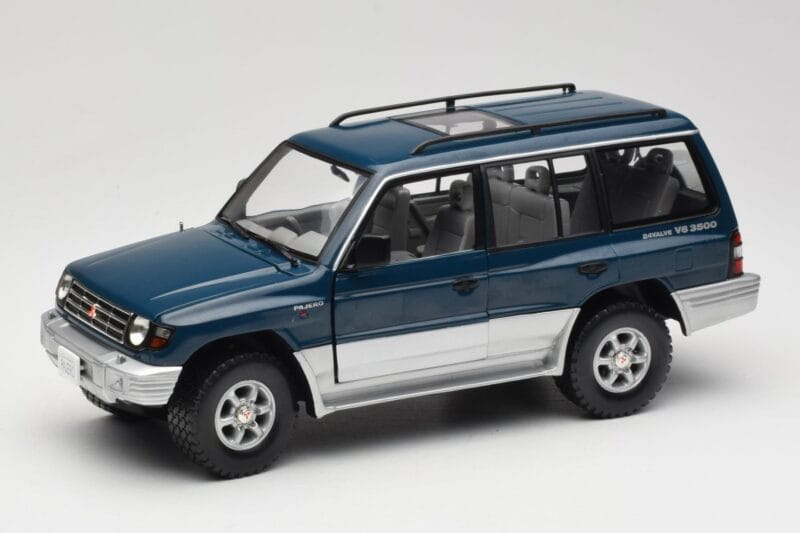 Mitsubishi Pajero V20 LWB Sininen & Hopea Sun Star 1:18 1212 Metalli