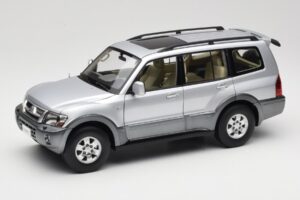 Mitsubishi Pajero V73 Sininen YC Model 1:18 241218040102010209 Metalli