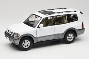 Mitsubishi Pajero V73 Valkoinen YC Model 1:18 241218040103010206 Metalli