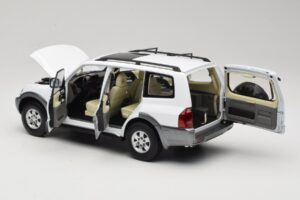Mitsubishi Pajero V73 Valkoinen YC Model 1:18 241218040103010206 Metalli — kuva 5 / 8