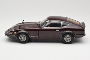 Nissan Fairlady 240Z-G S30 Viininpunainen Kyosho 1:18 08212M Metalli — kuva 4 / 8