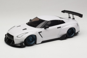 Nissan GT-R R35 Boost Wars 2 Valkoinen Jp Kraemo 1:18 KRAEMO001 Metalli