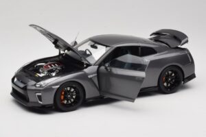 Nissan GT-R R35 Track Edition NISMO Gun Metallic MotorHelix 1:18 M83507 Metalli — kuva 2 / 8