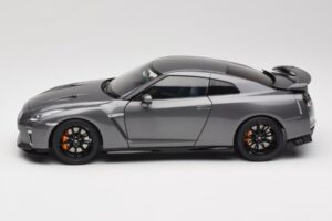 Nissan GT-R R35 Track Edition NISMO Gun Metallic MotorHelix 1:18 M83507 Metalli — kuva 4 / 8