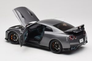 Nissan GT-R R35 Track Edition NISMO Gun Metallic MotorHelix 1:18 M83507 Metalli — kuva 5 / 8
