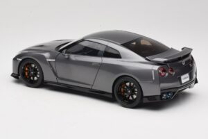 Nissan GT-R R35 Track Edition NISMO Gun Metallic MotorHelix 1:18 M83507 Metalli — kuva 7 / 8