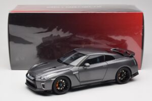 Nissan GT-R R35 Track Edition NISMO Gun Metallic MotorHelix 1:18 M83507 Metalli — kuva 8 / 8