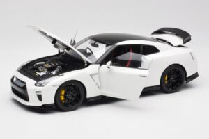 Nissan GT-R R35 Track Edition NISMO Pearl White MotorHelix 1:18 M83518 Metalli — kuva 2 / 8