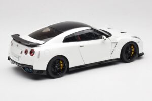 Nissan GT-R R35 Track Edition NISMO Pearl White MotorHelix 1:18 M83518 Metalli — kuva 3 / 8