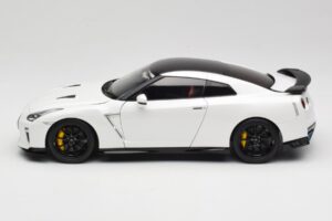 Nissan GT-R R35 Track Edition NISMO Pearl White MotorHelix 1:18 M83518 Metalli — kuva 4 / 8
