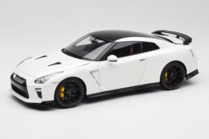 Nissan GT-R R35 Track Edition NISMO Pearl White MotorHelix 1:18 M83518 Metalli