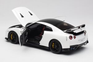 Nissan GT-R R35 Track Edition NISMO Pearl White MotorHelix 1:18 M83518 Metalli — kuva 5 / 8