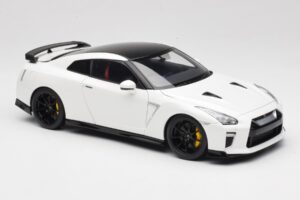 Nissan GT-R R35 Track Edition NISMO Pearl White MotorHelix 1:18 M83518 Metalli — kuva 6 / 8