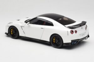 Nissan GT-R R35 Track Edition NISMO Pearl White MotorHelix 1:18 M83518 Metalli — kuva 7 / 8