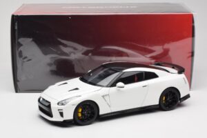 Nissan GT-R R35 Track Edition NISMO Pearl White MotorHelix 1:18 M83518 Metalli — kuva 8 / 8