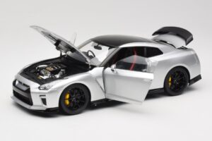 Nissan GT-R R35 Track Edition NISMO T-Spec Ultimate Metal Silver MotorHelix 1:18 M83517 Metalli — kuva 2 / 8