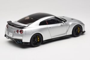 Nissan GT-R R35 Track Edition NISMO T-Spec Ultimate Metal Silver MotorHelix 1:18 M83517 Metalli — kuva 3 / 8