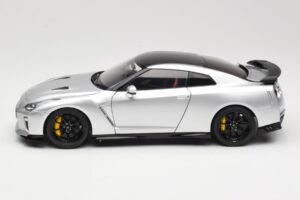 Nissan GT-R R35 Track Edition NISMO T-Spec Ultimate Metal Silver MotorHelix 1:18 M83517 Metalli — kuva 4 / 8