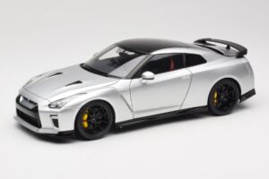 Nissan GT-R R35 Track Edition NISMO T-Spec Ultimate Metal Silver MotorHelix 1:18 M83517 Metalli