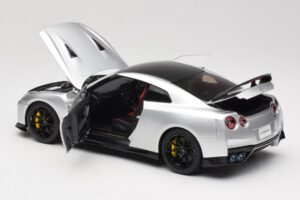 Nissan GT-R R35 Track Edition NISMO T-Spec Ultimate Metal Silver MotorHelix 1:18 M83517 Metalli — kuva 5 / 8