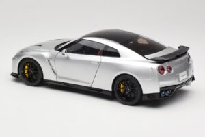 Nissan GT-R R35 Track Edition NISMO T-Spec Ultimate Metal Silver MotorHelix 1:18 M83517 Metalli — kuva 7 / 8