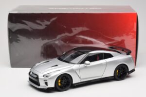 Nissan GT-R R35 Track Edition NISMO T-Spec Ultimate Metal Silver MotorHelix 1:18 M83517 Metalli — kuva 8 / 8