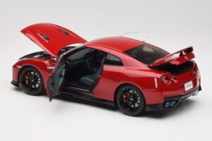 Nissan GT-R R35 Track Edition NISMO Vibrant Red MotorHelix 1:18 M83511 Metalli — kuva 5 / 8