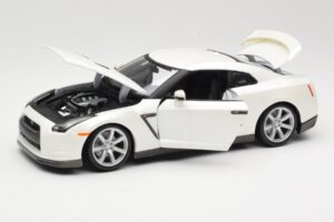Nissan GT-R R35 Valkoinen Bburago 1:18 18-12079 Metalli — kuva 2 / 8