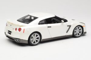 Nissan GT-R R35 Valkoinen Bburago 1:18 18-12079 Metalli — kuva 3 / 8
