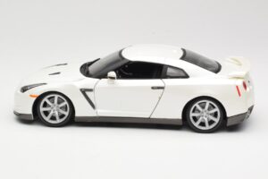 Nissan GT-R R35 Valkoinen Bburago 1:18 18-12079 Metalli — kuva 4 / 8