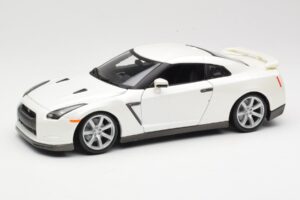 Nissan GT-R R35 Valkoinen Bburago 1:18 18-12079 Metalli
