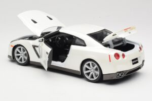 Nissan GT-R R35 Valkoinen Bburago 1:18 18-12079 Metalli — kuva 5 / 8