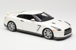 Nissan GT-R R35 Valkoinen Bburago 1:18 18-12079 Metalli — kuva 6 / 8