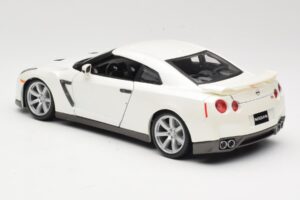 Nissan GT-R R35 Valkoinen Bburago 1:18 18-12079 Metalli — kuva 7 / 8