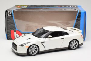 Nissan GT-R R35 Valkoinen Bburago 1:18 18-12079 Metalli — kuva 8 / 8
