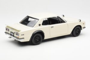 Nissan Skyline 2000 GT-R KPGC110 Valkoinen Kyosho 1:18 08127W Metalli — kuva 3 / 8