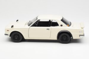 Nissan Skyline 2000 GT-R KPGC110 Valkoinen Kyosho 1:18 08127W Metalli — kuva 4 / 8
