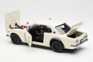 Nissan Skyline 2000 GT-R KPGC110 Valkoinen Kyosho 1:18 08127W Metalli — kuva 5 / 8