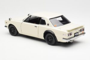 Nissan Skyline 2000 GT-R KPGC110 Valkoinen Kyosho 1:18 08127W Metalli — kuva 7 / 8
