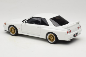 Nissan Skyline GT-R R32 V-Spec II Tuned Crystal White AUTOart 1:18 77416 Metalli — kuva 7 / 8