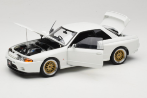 Nissan Skyline GT-R R32 V-Spec II Tuned Crystal White AUTOart 1:18 77416 Metalli — kuva 2 / 8