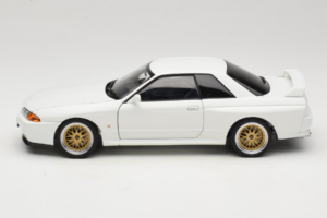 Nissan Skyline GT-R R32 V-Spec II Tuned Crystal White AUTOart 1:18 77416 Metalli — kuva 4 / 8