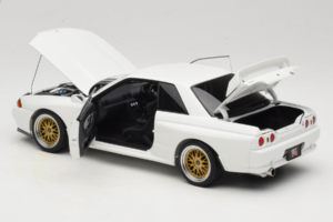 Nissan Skyline GT-R R32 V-Spec II Tuned Crystal White AUTOart 1:18 77416 Metalli — kuva 5 / 8