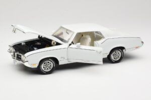 Oldsmobile Cutlass SX Valkoinen ERTL 1:18 33775 Metalli — kuva 2 / 8
