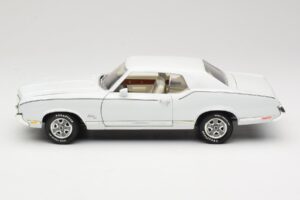 Oldsmobile Cutlass SX Valkoinen ERTL 1:18 33775 Metalli — kuva 4 / 8