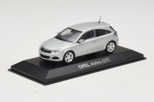 Opel Astra H GTC Hopea Minichamps 1:43 ASTRA003 Metalli — kuva 2 / 4