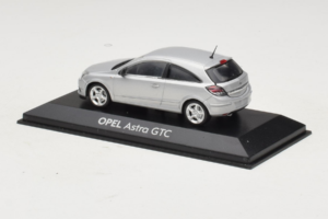Opel Astra H GTC Hopea Minichamps 1:43 ASTRA003 Metalli — kuva 3 / 4