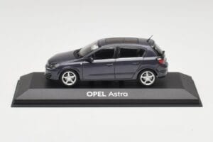Opel Astra H Tummansininen Minichamps 1:43 B24910027-A1 Metalli