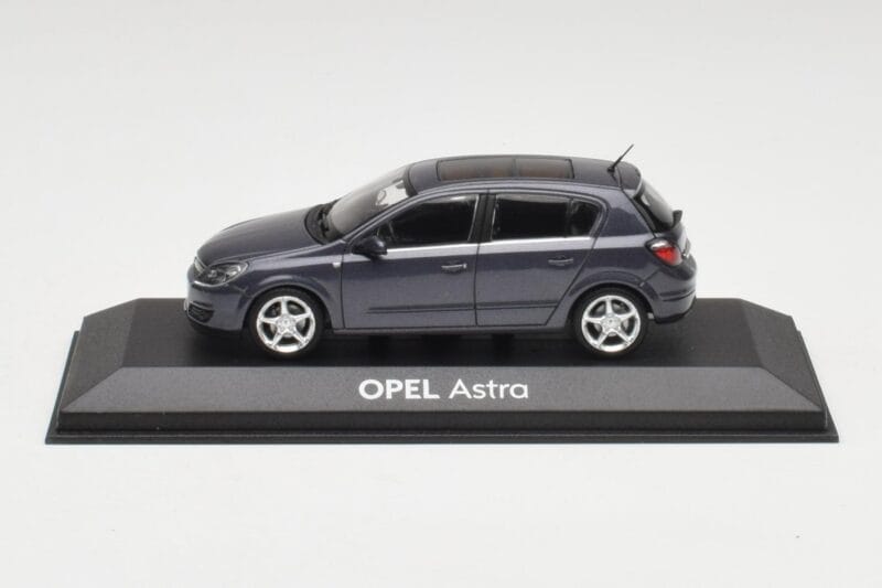 Opel Astra H Tummansininen Minichamps 1:43 B24910027-A1 Metalli