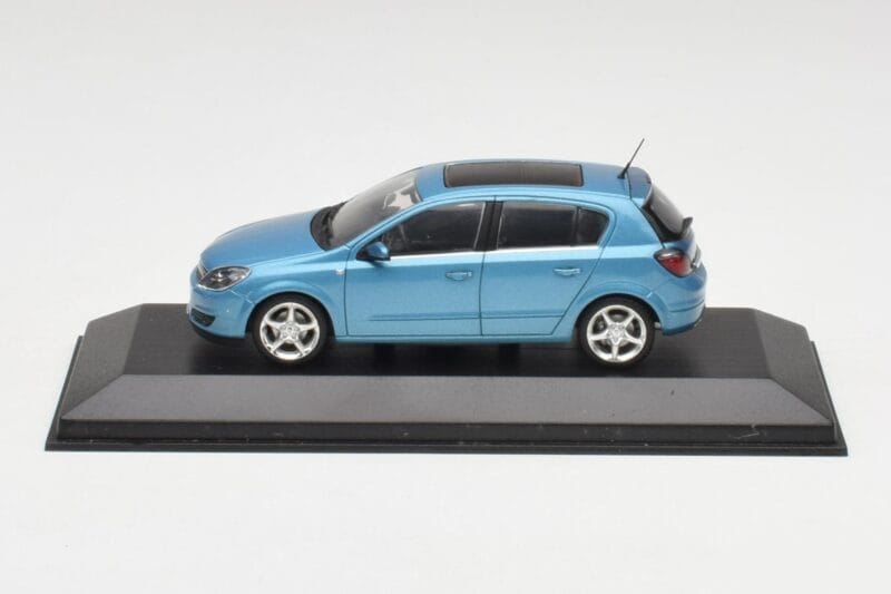 Opel Astra H Vaaleansininen Minichamps 1:43 400043001 Metalli